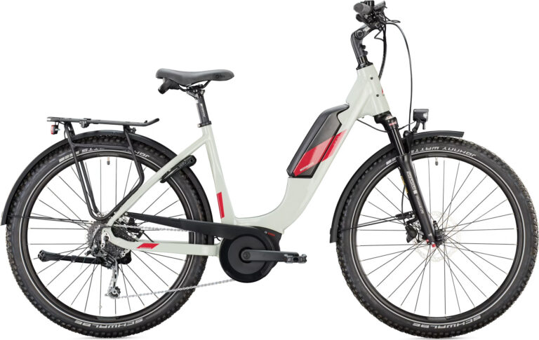 Weißes E-Bike mit Mittelmotor, Scheibenbremsen und Gepäckträger seitlich betrachtet Weißes E-Bike mit Mittelmotor, Scheibenbremsen und Gepäckträger seitlich betrachtet